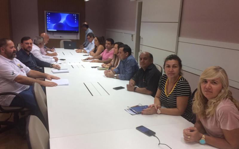 Comissão de Organização dos Empregados (COE) durante a reunião, com Valeska Pincovai no primeiro plano, à direita Foto: Seeb-SP