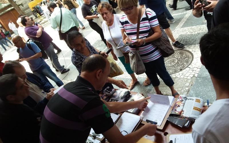 Sindicato tem posto de coleta de assinaturas em frente sua sede, no Centro da capital Foto: Seeb-SP