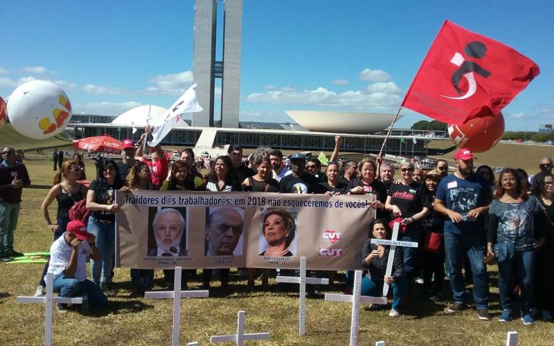 Dirigentes do Sindicato dos Bancários de São Paulo, Osasco e Região chegam a Brasília para protesto contra o desmonte trabalhista de Temer, banqueiros e empresários Foto: Seeb-SP