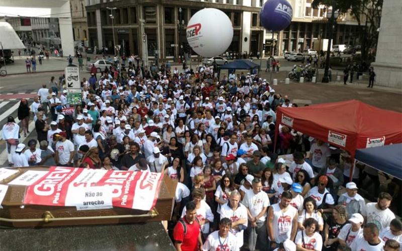 Ato realizado nesta terça-feira: pressão para que o prefeito abra negociações para recuperação salarial Foto: DIVULGAÇÃO/SINDSEP