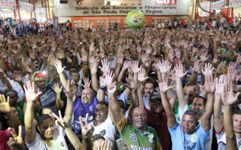 Assembleia reuniu mais de 4 mil motoristas de ônibus, que decidiram por unanimidade aderir à greve de segunda-feira 19 Foto: Roberto Parizzoti/CUT