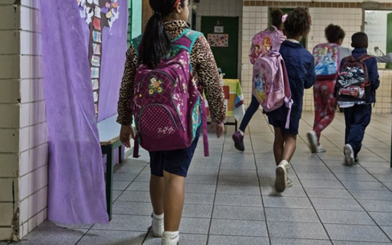 Parte dos estudantes da rede municipal ficou até o meio do ano passado sem uniformes escolares Foto: Simon Plestenjak/FolhaPress