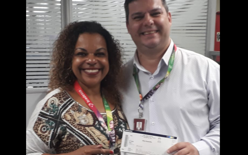 A dirigente sindical Sandra Regina, entregando o prêmio para Alexandre da Costa, do Bradesco, ganhou um par de ingressos na promoção do Sindicato Foto: Divulgação