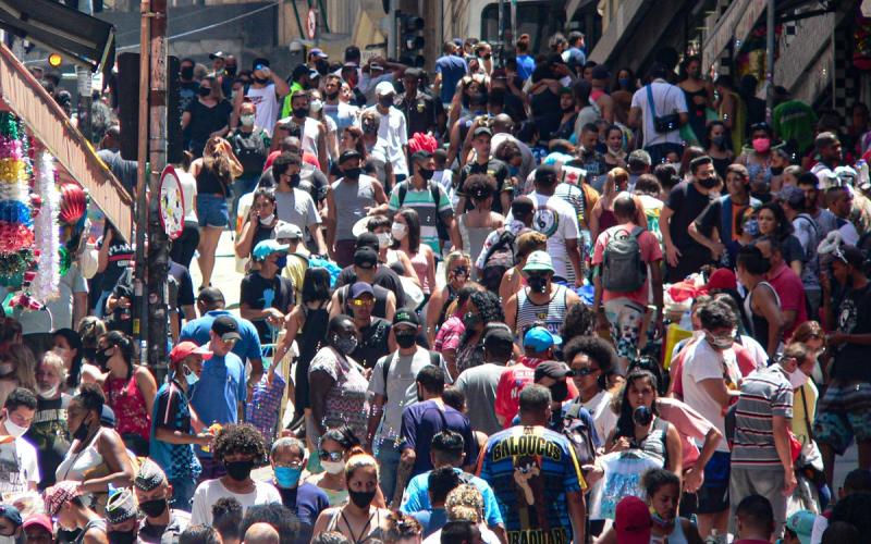 Rua 24 de Março, capital paulista, no último sábado (19). Doria e Gorinchteyn buscam amenizar o agravamento da pandemia desde o dia 30 de novembro. Mas sem medidas restritivas que contenham aglomerações, situação tem piorado todos os dias Paulo Pinto/Fotos Públicas