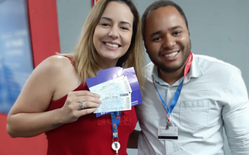 O diretor do Sindicato, Bruno Caetano, entregando um par de ingressos do disputadíssimo show de Bruno e Marrone para a sindicalizada, Stephanie Ceppe, que trabalha no Bradesco Foto: Seeb-SP