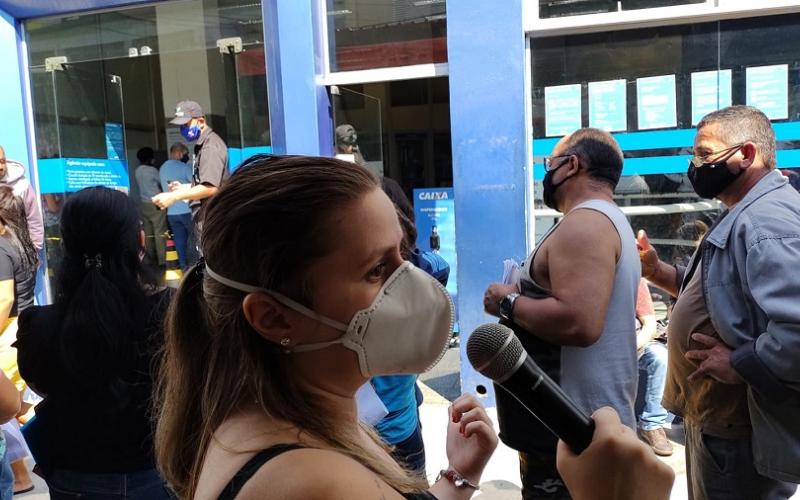 A dirigente sindical e empregada da Caixa Tamara Siqueira durante protesto em agência da Caixa A dirigente sindical e empregada da Caixa Tamara Siqueira durante protesto em agência da Caixa