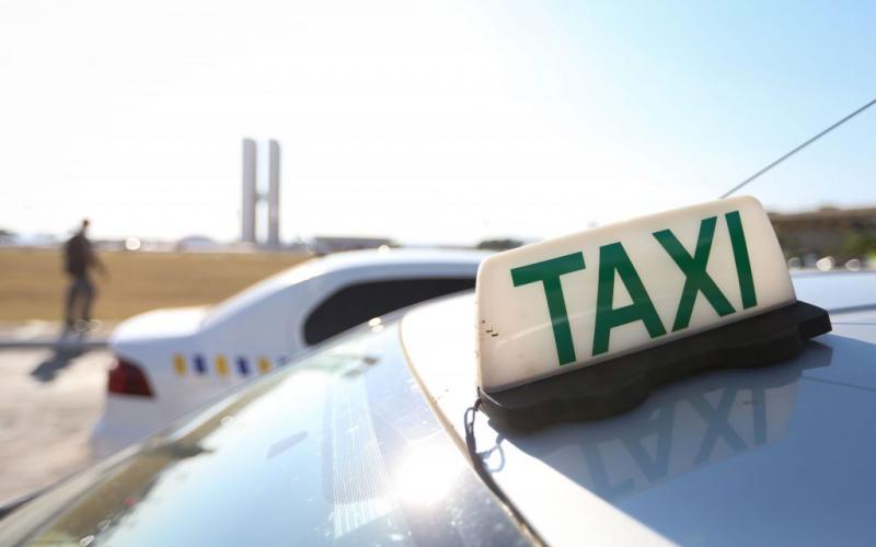 A quantidade de condutores de táxis, automóveis e caminhonetes com ensino superior subiu 125% Foto: Marcelo Camargo/Agência Brasil