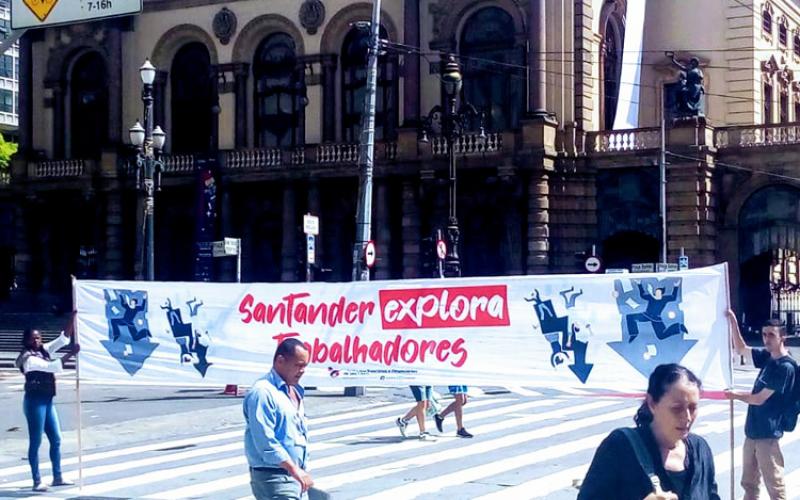 Protesto do Sindicato realizado em novembro de 2019 contra demissões promovidas pelo Santander Foto: Seeb-SP