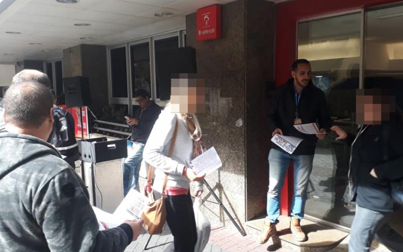 Dirigentes sindicais entregam a bancários do Bradesco Telebanco informe sobre os motivos do Dia Nacional de Luta Foto: Seeb-SP