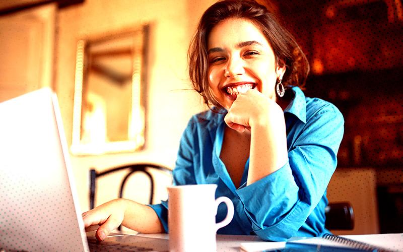 Imagem: Freepik Imagem de uma bancária sorrindo, em teletrabalho
