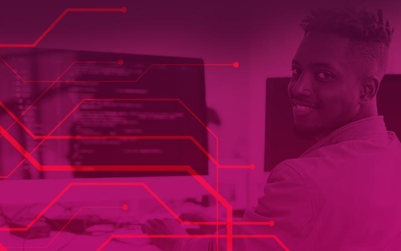 Imagem composta pela foto de um homem de pele negra sentado em frente a um computador, sob um filtro na cor roxa