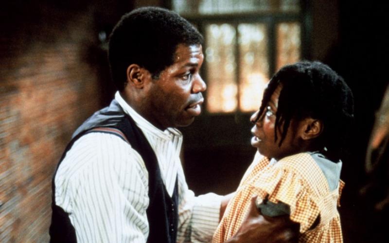 Em 'A Cor Púrpura', Celie (Whoopi Goldberg) é tratada como escrava e violentada por Mister (Danny Glover) Foto: Divulgação