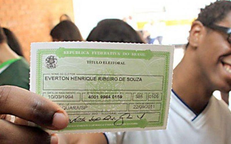 Foto: TRE/CE Imagem de um jovem mostrando o seu título de eleitor