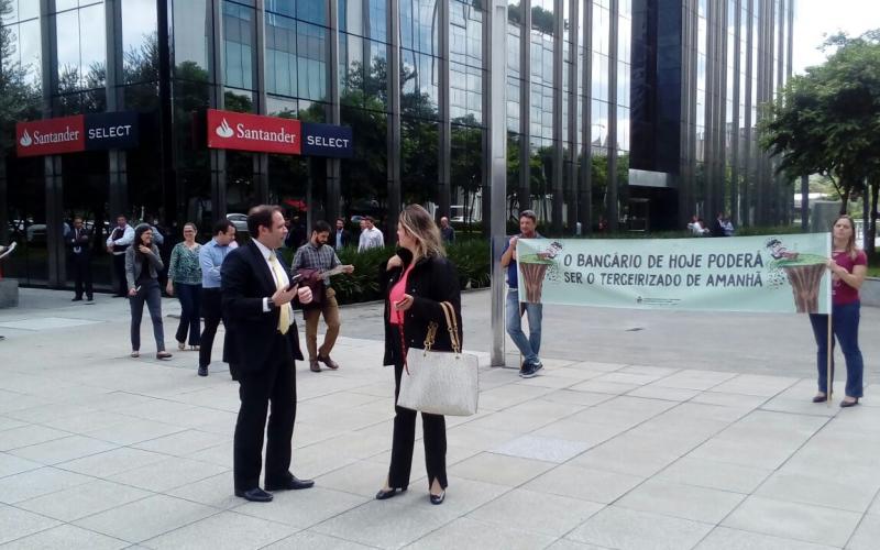 Mobilização em frente ao prédio da Torre Santander Foto: Seeb-SP