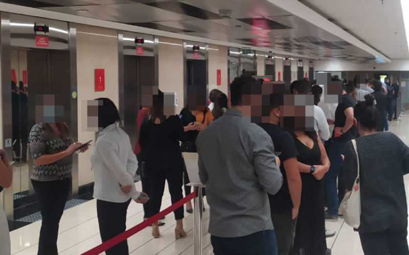 Aglomeração na Torre Santander no primeiro dia de adoção do sistema de rodízio de trabalhadores presenciais Foto: Seeb-SP