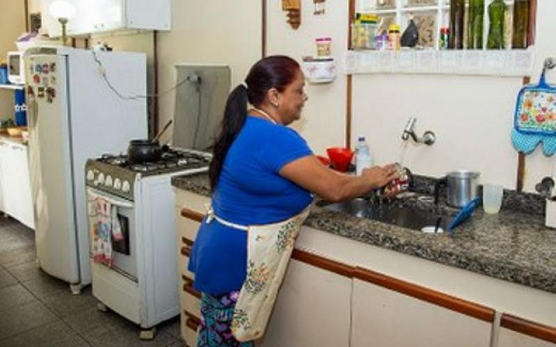 "Elas trabalham muito, mas sem reconhecimento econômico", afirma diretor técnico do Dieese, Clemente Ganz Lúcio Foto: LICIA RUBINSTEIN/AGÊNCIA IBGE NOTÍCIAS