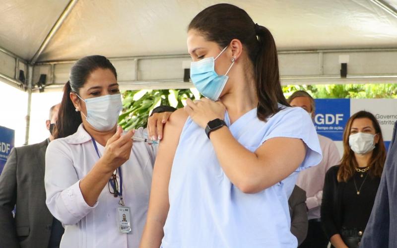 No Brasil, quase metade dos adultos ainda não tomou a dose de reforço, essencial para proteger contra a variante ômicron (Foto: Renato Alves/Agência Brasília) Mulher sendo vacinada contra o coronavírus