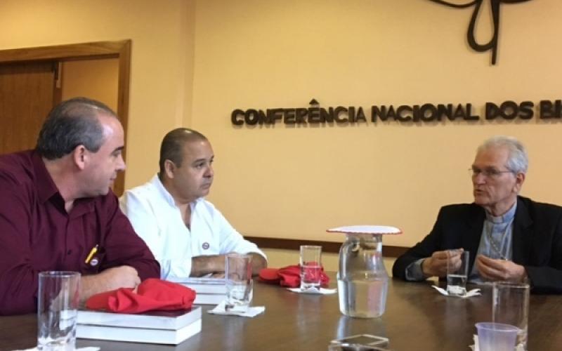 Paulo Vinícius Santos da Silva, Vagner Freitas e Dom Leonardo Ulrich Steiner em reunião na CNBB Foto: Luciana Waclawovsky / CUT