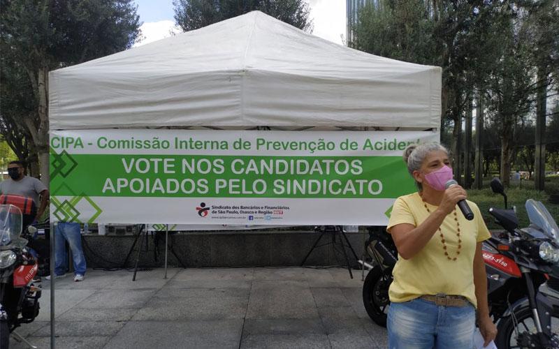 Foto: Seeb/SP Vera Marchioni, dirigente do Sindicato, fala durante ato na Sede Santander