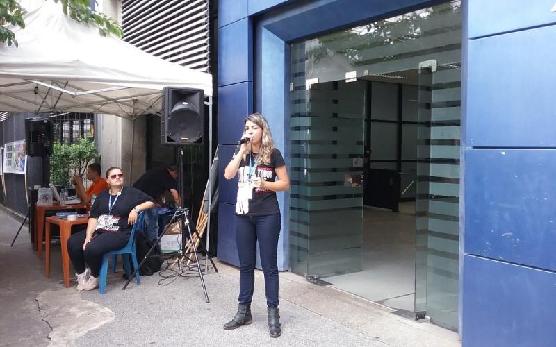 A dirigente sindical Vivian Sá, durante ato em defesa da Caixa 100% pública Foto: Seeb-SP