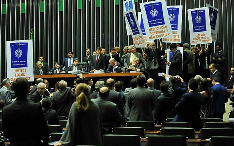 Deputados da base de Temer bateram o tempo todo na tecla de estarem “votando a modernização das leis trabalhistas" Foto: J. Batista / Câmara dos Deputados