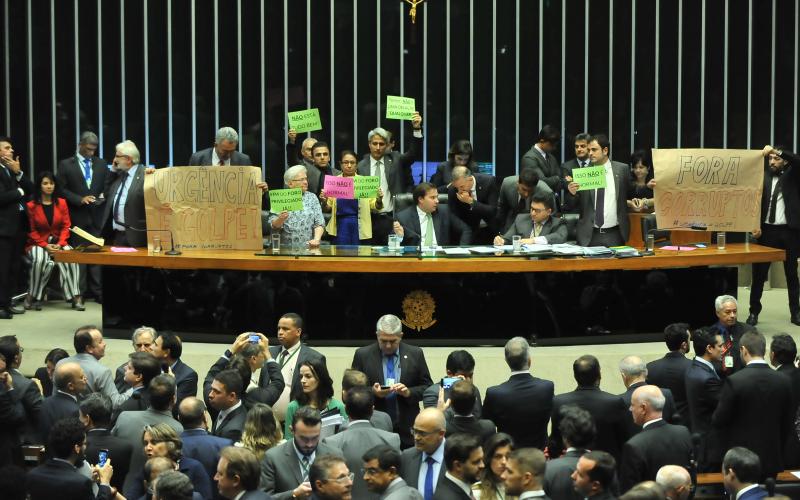 Na mesa e no plenário, deputados da oposição portavam cartazes Foto: J. Batista / Câmara dos Deputados