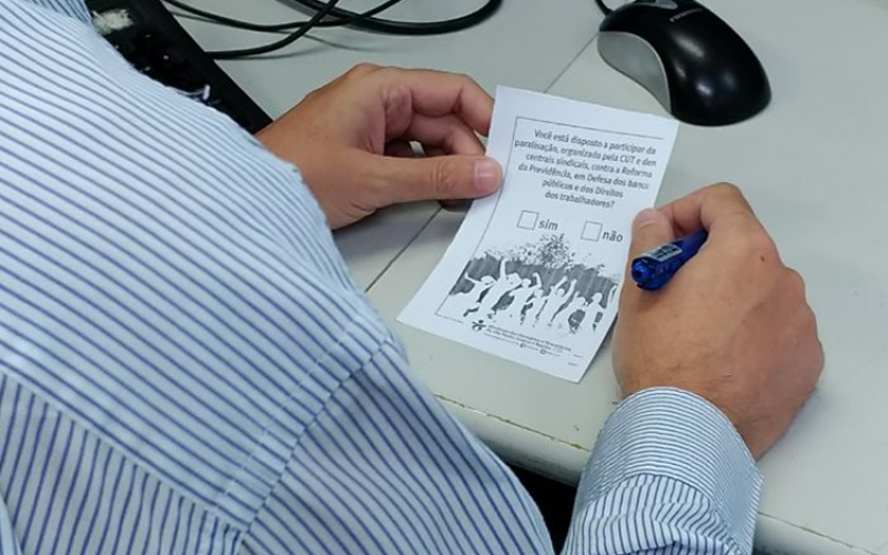Em agências e departamentos, bancários estão opinando sobre a participação da categoria na mobilização nacional contra a reforma da Previdência Foto: Seeb-SP