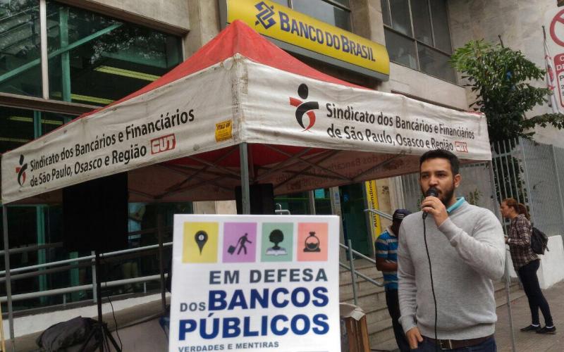 Sindicato no Largo 13, em Santo Amaro, zona sul de São Paulo, divulgando para população cartilha que aborda importância da defesa dos bancos públicos Foto: Seeb/SP