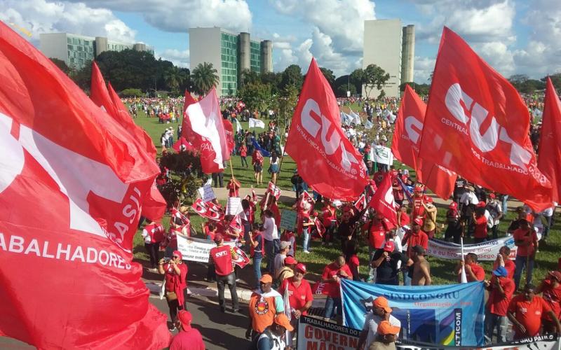 Bancários na luta ao lado de milhares de outros trabalhadores convocados pela CUT, demais centrais sindicais e movimentos sociais pelo fim das reformas, fora Temer e por diretas já! Seeb-SP