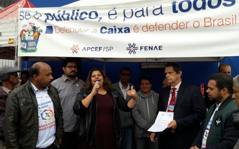 Ivone Silva, presidenta do Sindicato, entregou documento ao representante da SR Penha cobrando permanência da agência no local Foto: Seeb-SP