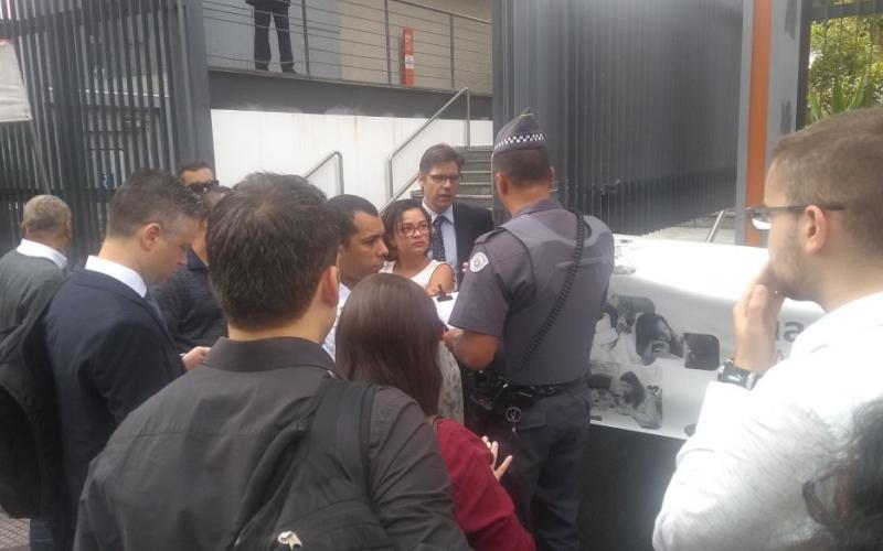 PM coagindo trabalhadores que aderiram ao protesto Foto: Seeb-SP