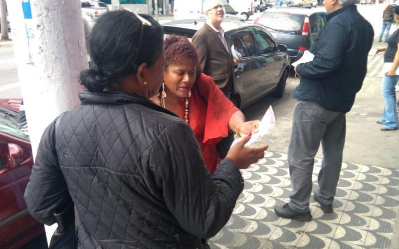 Trabalhando entregando material e denunciando mais um golpe nos trabalhadores Foto: Seeb-SP
