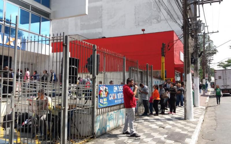O dirigente sindical Ricardo Terrível conversa com a população sobre a importância da Caixa 100% Pública para o desenvolvimento do Brasil Foto: Seeb-SP