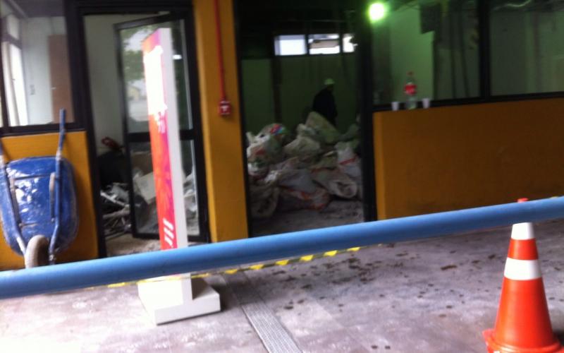 Na entrada da Avenida do Estado, carrinho e mão e entulho Foto: Seeb-SP