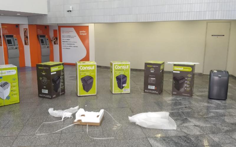 Após muita pressão do Sindicato, sete refrigeradores portáteis foram enviados para a agência do Itaú esta tarde Foto: Seeb-SP