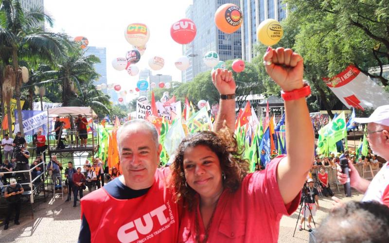 A presidenta Ivone Silva e Sérgio Nobre, secretário-geral da CUT, no ato do Dia do Trabalhador no Anhangabaú Foto: Seeb-SP