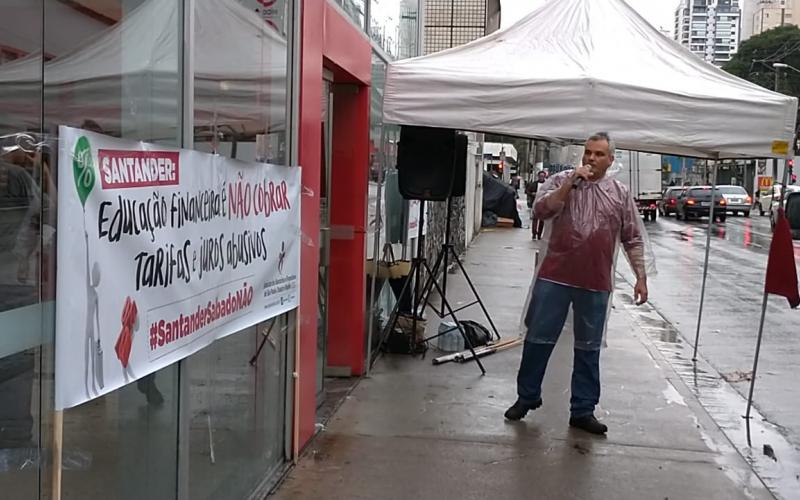 Além de ferir a legislação e a CCT forçando o trabalho aos sábados de bancários "voluntários", Santander quer reprimir o direito de livre manifestação da categoria Foto: Seeb-SP