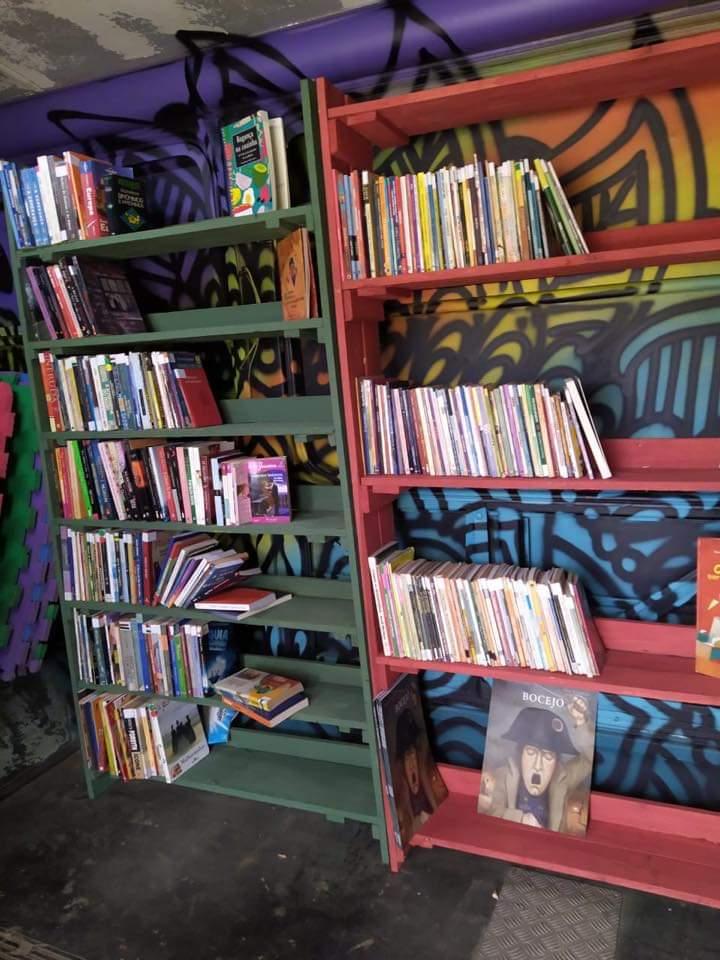 O ônibus biblioteca conta atualmente com cerca de 400 livros