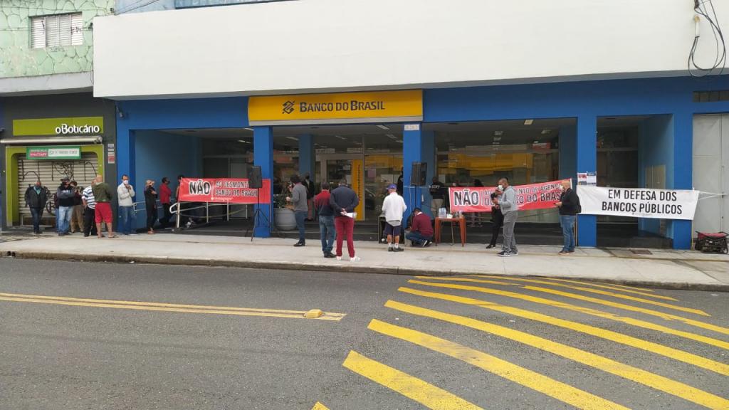 Sindicato protestou em defesa do Banco do Brasil em agência no bairro de Sapopemba
