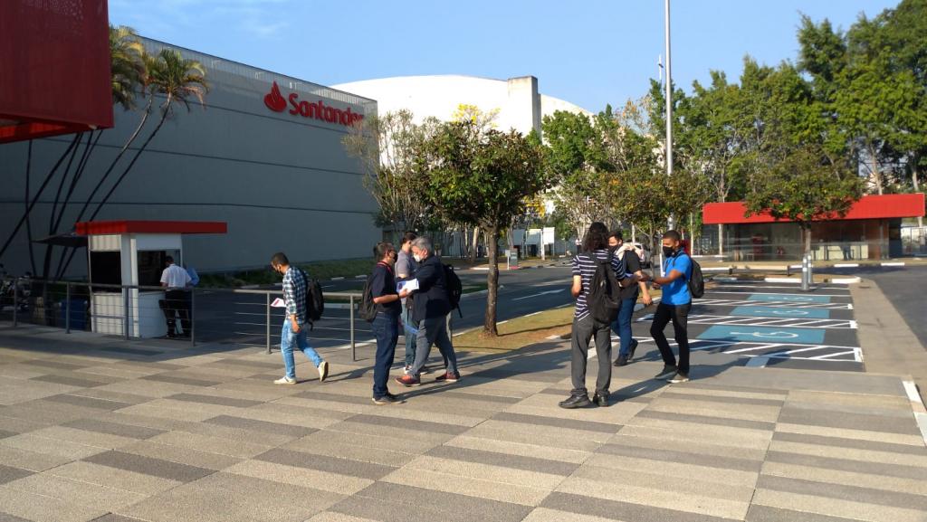 Dirigentes entregam panfletos no Geração Digital Santander
