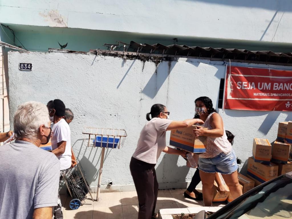 Distribuição de cestas básicas doadas por bancários, no Jardim Orion, zona Sul de São Paulo
