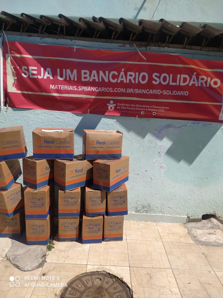 Distribuição de cestas básicas doadas por bancários, no Jardim Orion, zona Sul de São Paulo
