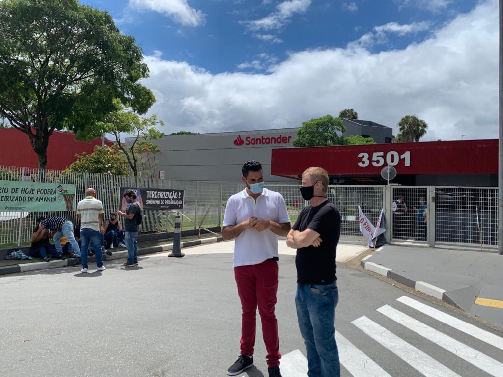 Foto mostra grupo bancários dirigente sindicais em frente ao Geração Digital durante Dia Nacional de Luta contra terceirização no Santander
