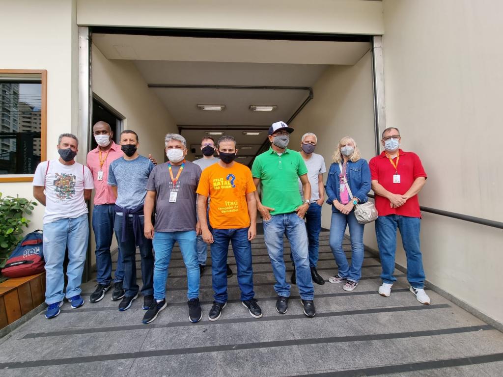 Dirigentes sindicais durante paralisação do CAT Itaú por conta de demissões
