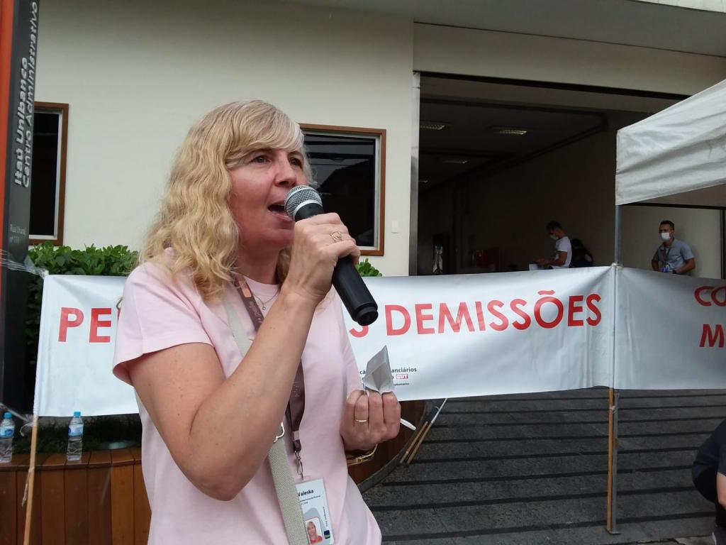 A dirigente Valeska Pincovai durante protesto contra demissões e terceirização promovidos pelo Itaú
