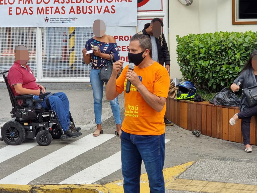 O dirigente sindical Serginho Lopes durante paralisação do CAT, contra demissões
