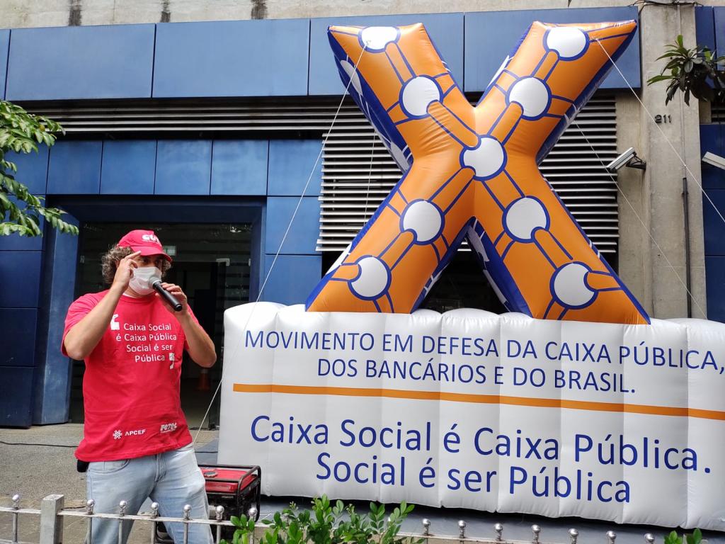 Dirigente sindical Francisco Pugliesi, no protesto contra desrespeitos da Caixa ao protocolo covid
