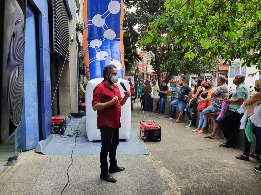 Dirigente sindical Danilo Perez conversa com clientes da Caixa em ato no Largo da Concórdia
