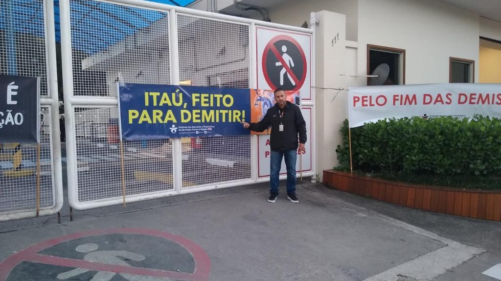 O dirigente Serginho Lopes, em protesto contra demissões no CAT
