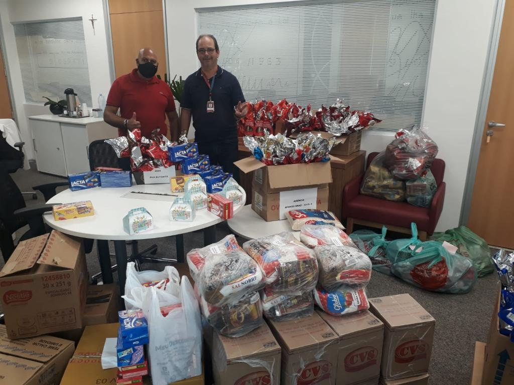 Bancário do Bradesco de agências doaram centenas de quilos de alimentos, ovos de páscoa e chocolates para famílias que enfrentam dificuldades
